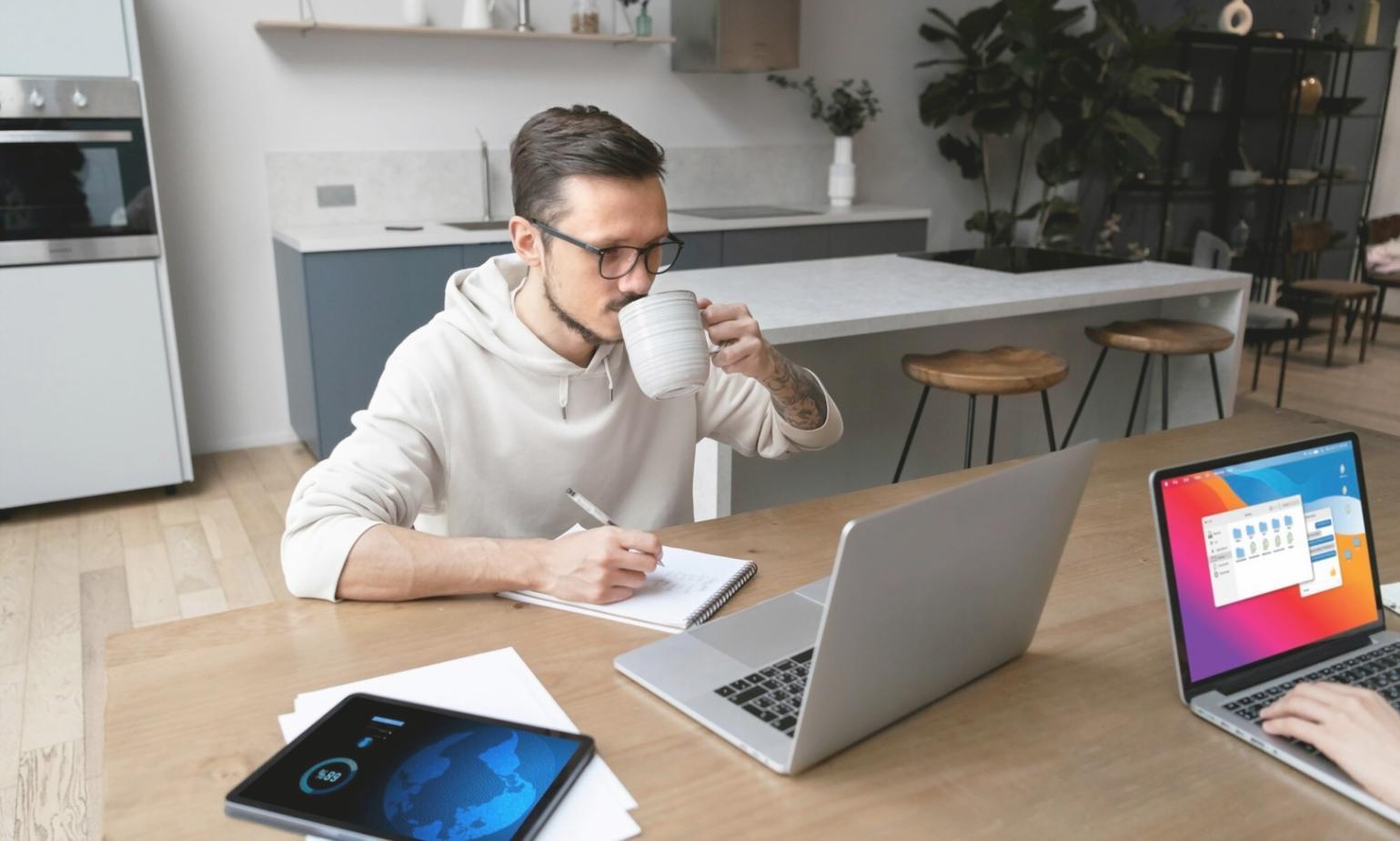 Espace de formation moderne avec environnement propice à l'apprentissage de l'analyse financière