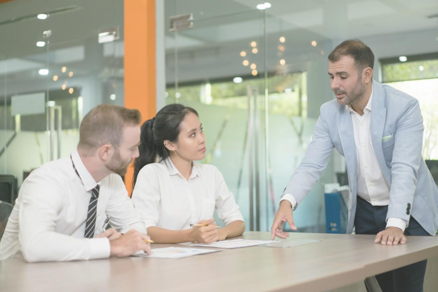 Étudiant analysant des documents financiers avec concentration